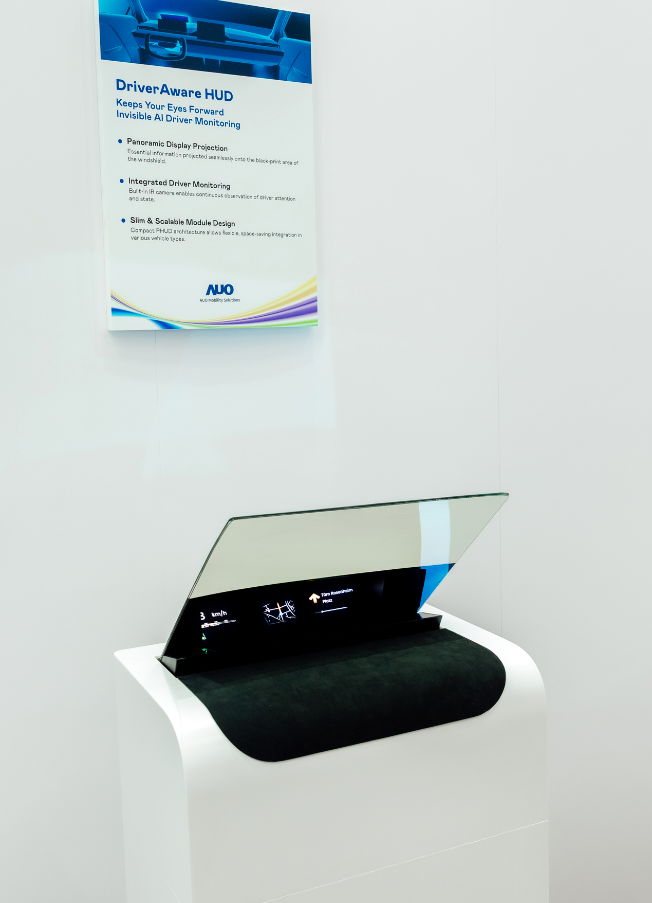 DriverAware HUD结合抬头显示器与隐藏式红外线摄影机，将车速、导航及警示讯息投影于挡风玻璃上，完美对齐驾驶目不离路的视线，同时，透过AI 监控驾驶注意力以提升安全性。